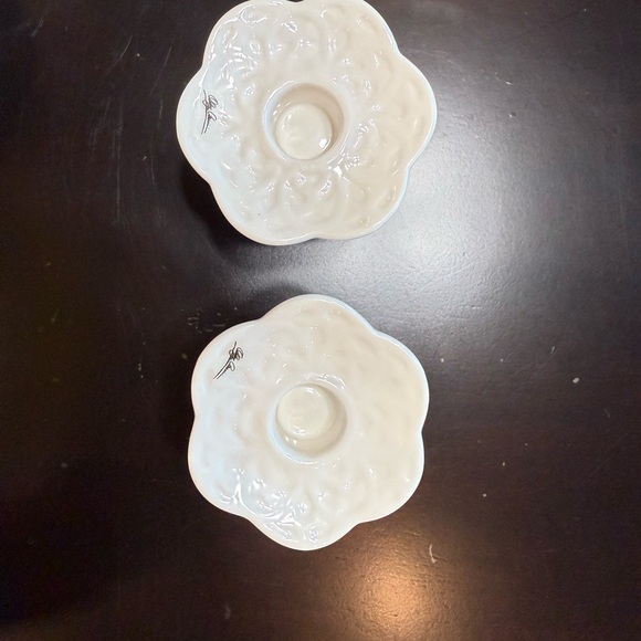 Oleg Cassini Other - A pair of White Flower-Shaped Candle Holders Oleg Cassini